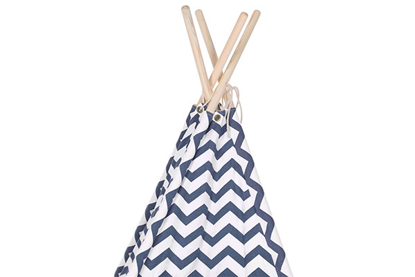 Voorzien van 4 houten tentstokken.