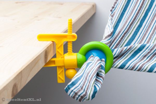 De klem kun je bevestigen aan tafel.