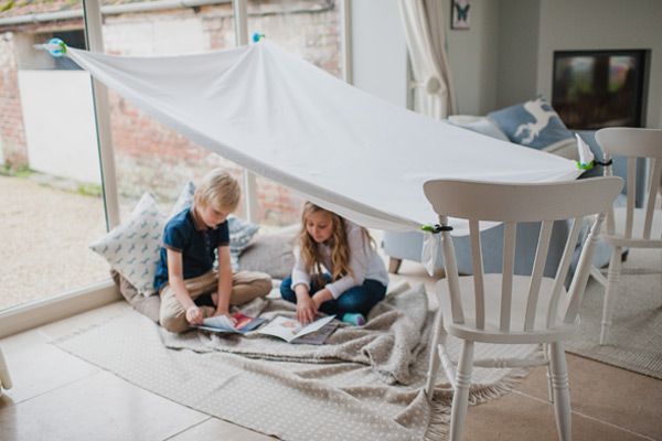 Maak je tent met behulp van meubels en ramen.